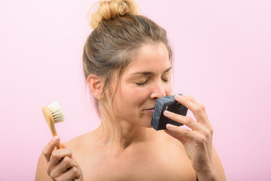 Jabón Natural de Carbón Activado, Limón y Romero: ¡Tu Aliado para una Limpieza Facial Efectiva!
